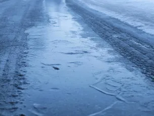 По данным ФГБУ «Верхне-Волжское УГМС», до конца дня 21 апреля 2026 г. местами по Нижегородской области и г. Нижнему Новгороду сохранятся сильные осадки в виде мокрого снега, снега, гололедные явления